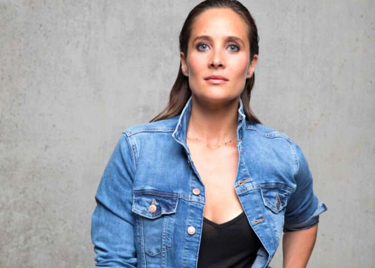 Julie De Bona Taille