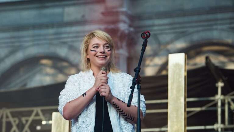 Santa Chanteuse Âge